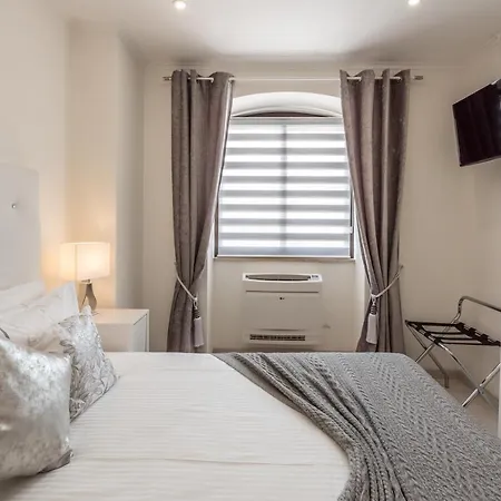 By The River Ferragudo (Faro)