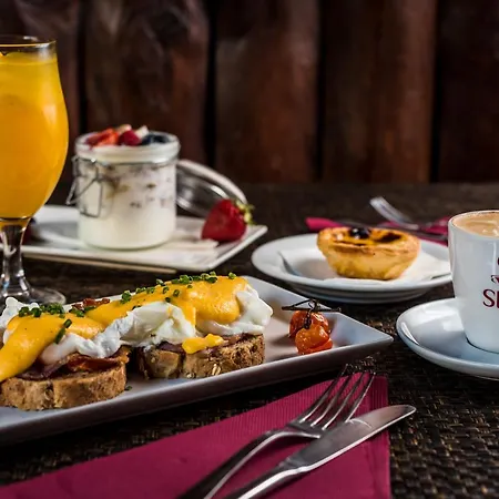 Couette-café By The River