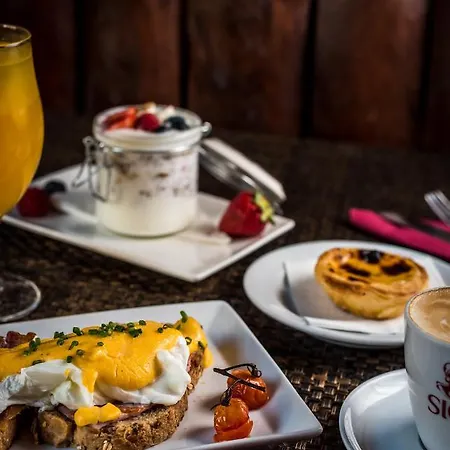 Couette-café By The River 3*